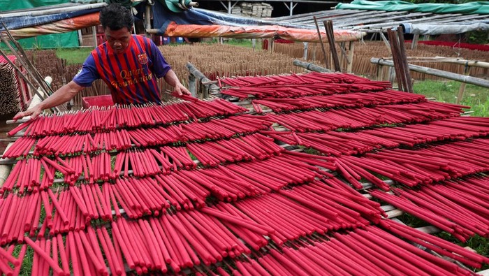 Aroma Tradisi yang Menguat: Lonjakan Produksi Dupa Menyambut Tahun Baru Imlek